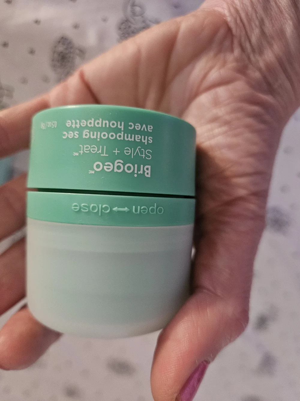 Briogeo Style + Treat Dry Shampoo Puff - Mint Green